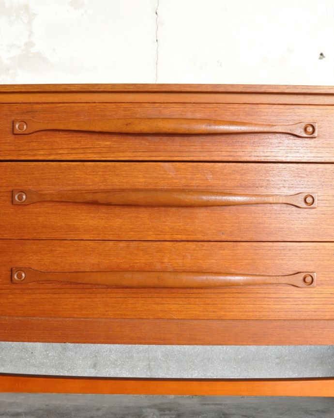 アンティークのキャビネット　アンティーク家具　北欧スタイルの暮らしを彩るインテリア、イギリスのwhite＆newton社のアンティーク サイドボード。デザインの一部になっている取っ手取っ手のデザインもシンプルかつ機能的に。(x-1258-f)