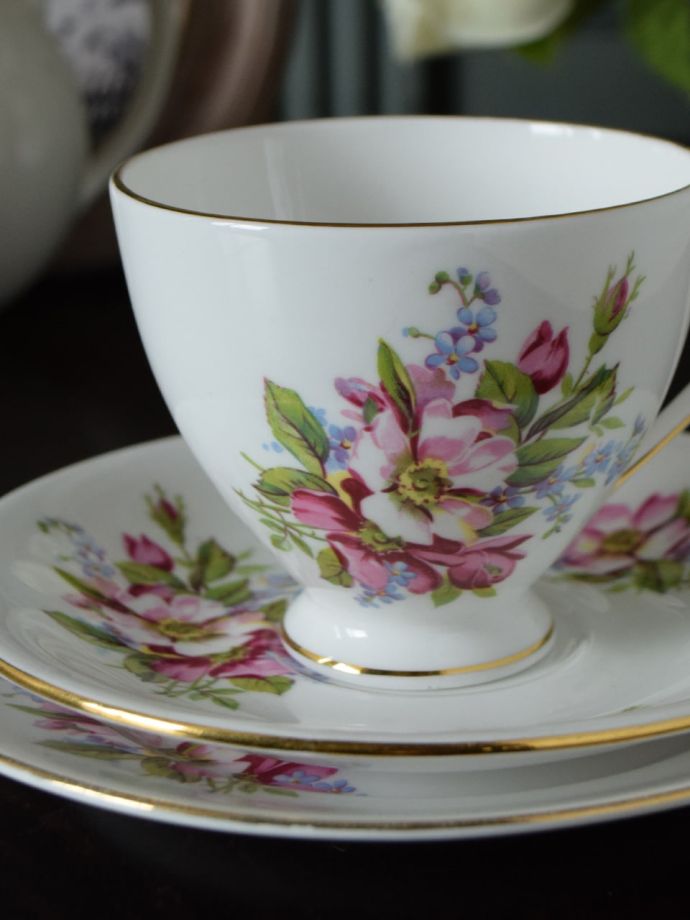 ロイヤルスタンダードのカップ&ソーサー(トリオ)