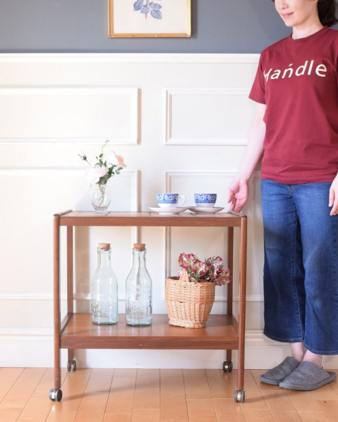 アンティークのワゴン・トローリー　アンティーク家具　タイルトップワゴン　コロコロ転がせて移動も楽チン！アンティークの中でも人気の高いワゴン。(m-727-f)