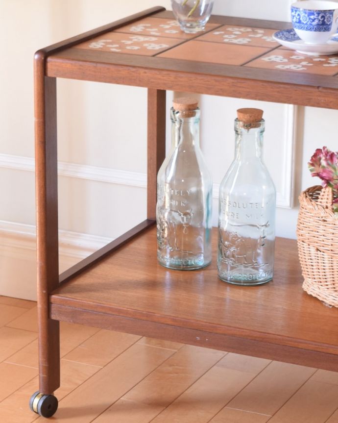 アンティークのワゴン・トローリー　アンティーク家具　タイルトップワゴン　おシャレなワゴンは使い方自由自在いろんな用途で使えるワゴン。(m-727-f)