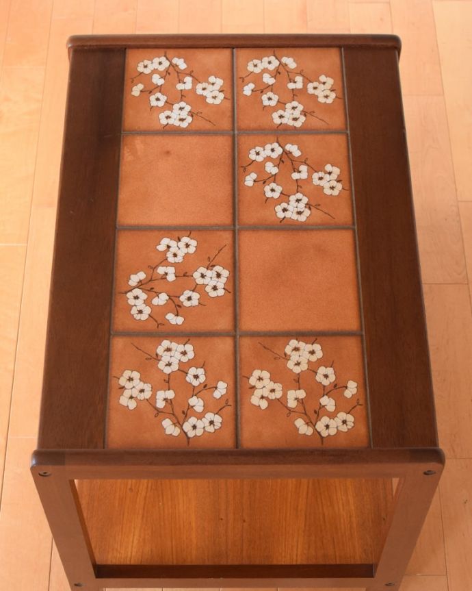 アンティークのワゴン・トローリー　アンティーク家具　タイルトップワゴン　上から見るとこんな形です修復にもいろんな方法がありますが、Handleではこだわって仕上げています。(m-727-f)