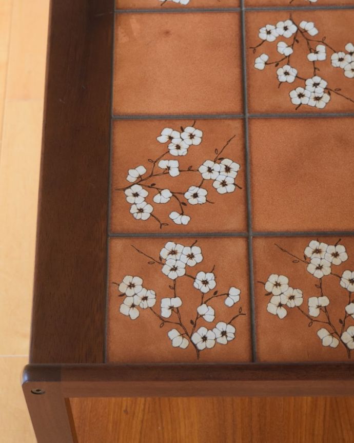 アンティークのワゴン・トローリー　アンティーク家具　タイルトップワゴン　近づいてみると･･･修復にもいろんな方法がありますが、Handleでは塗装にこだわって古い塗装を剥離して再塗装していますのでピカピカです。(m-727-f)