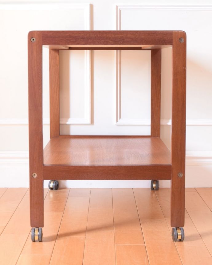 アンティークのワゴン・トローリー　アンティーク家具　タイルトップワゴン　360度、どこから見てもキレイアンティークは新品ではないので、もちろん経年変化によるキズはありますが、専門の職人がキレイにお直しをしているので、どの角度から見てもキレイです。(m-727-f)