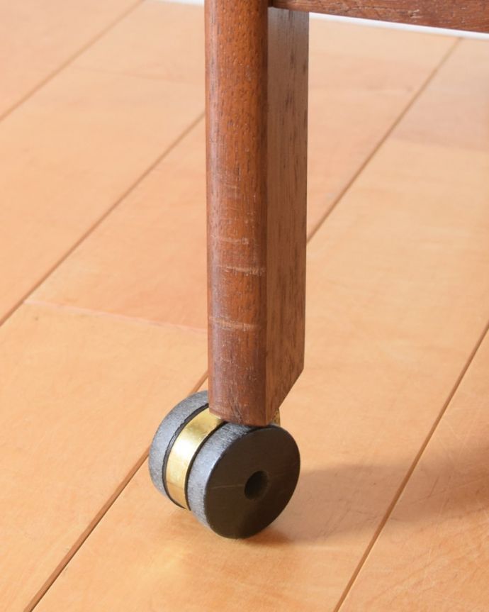 アンティークのワゴン・トローリー　アンティーク家具　タイルトップワゴン　ちゃんと動きます脚先にはキャスターが。(m-727-f)