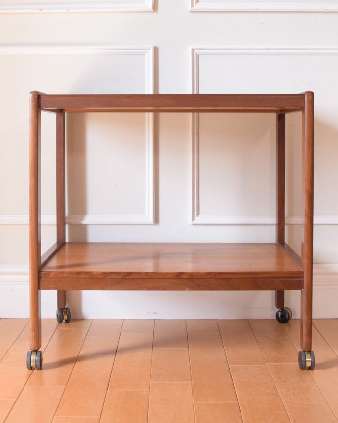 アンティークのワゴン・トローリー　アンティーク家具　タイルトップワゴン　キッチンだけじゃもったいない！アンティークのワゴンはデザインもキレイなので、キッチン用として使うだけじゃなく、家具としていろいろ使えます。(m-727-f)