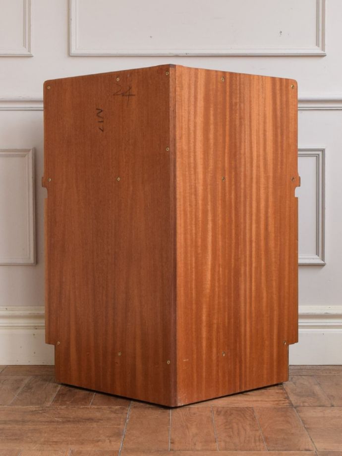 キャビネットの後ろ姿