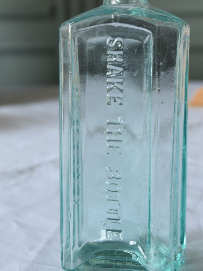 アンティークガラスのボトル