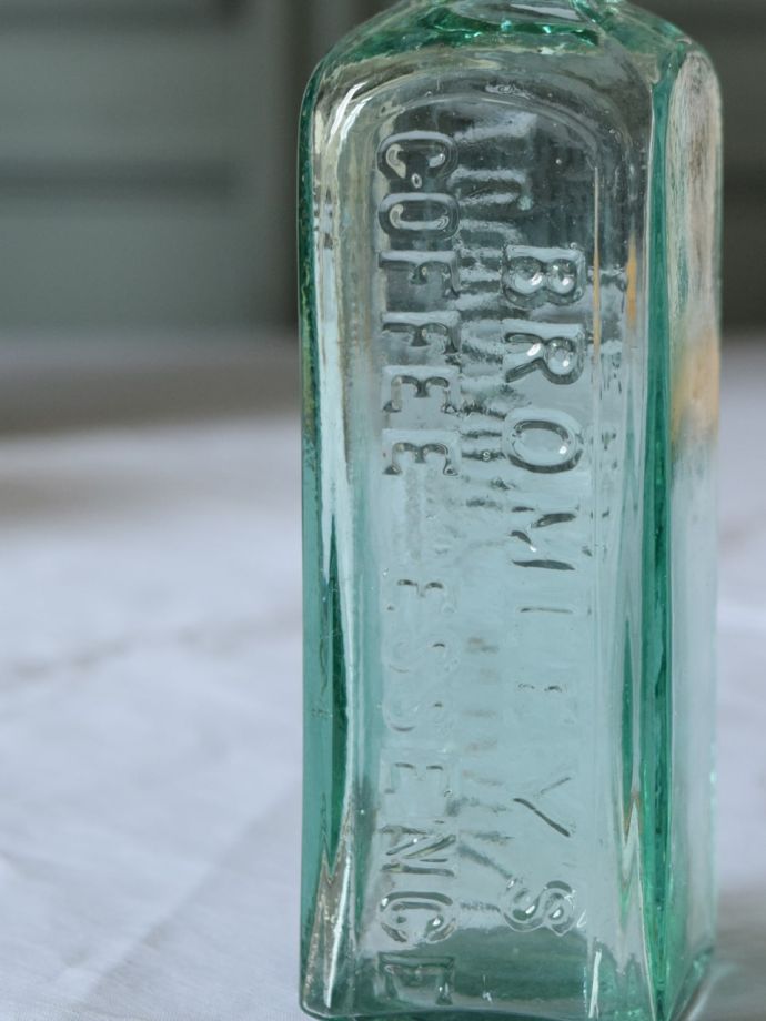 アンティークガラスのボトル