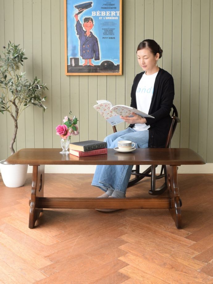 アンティークのテーブル　アンティーク家具　クラシックローテーブル　どんな場所にも似合う英国らしいコーヒーテーブル実用的に使える英国らしいアンティークのコーヒーテーブル。(m-729-f)