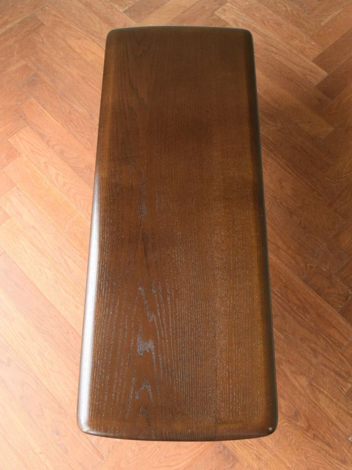 アンティークのテーブル　アンティーク家具　クラシックローテーブル　天板を上から見ると･･･コーヒーテーブルの天板は毎日使う場所だから、しっかり修復しました。(m-729-f)