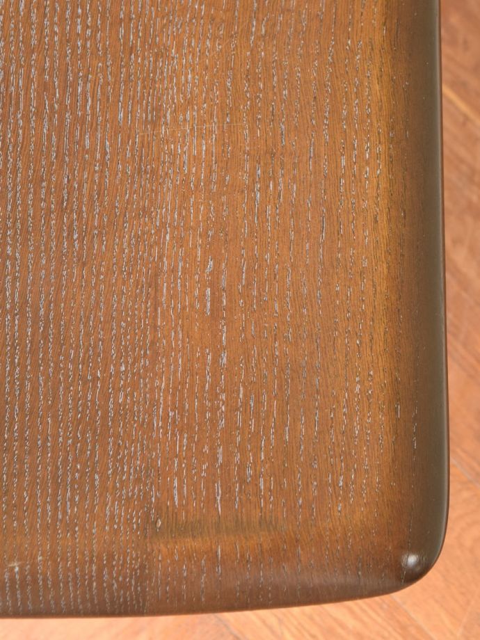 アンティークのテーブル　アンティーク家具　クラシックローテーブル　近づいて見てみると･･･アンティークはもちろん新品ではないので小さなキズや汚れはありますが、キレイにお直ししたので満足して頂ける自信があります！。(m-729-f)