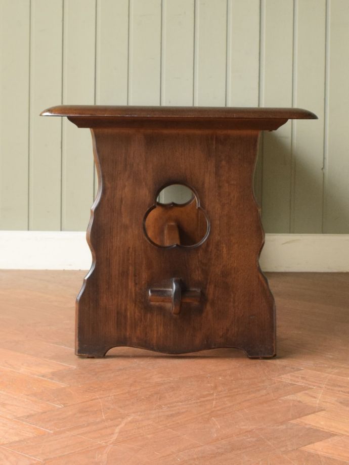 アンティークのテーブル　アンティーク家具　クラシックローテーブル　横から見た姿もステキ横から見るとこんな感じです。(m-729-f)