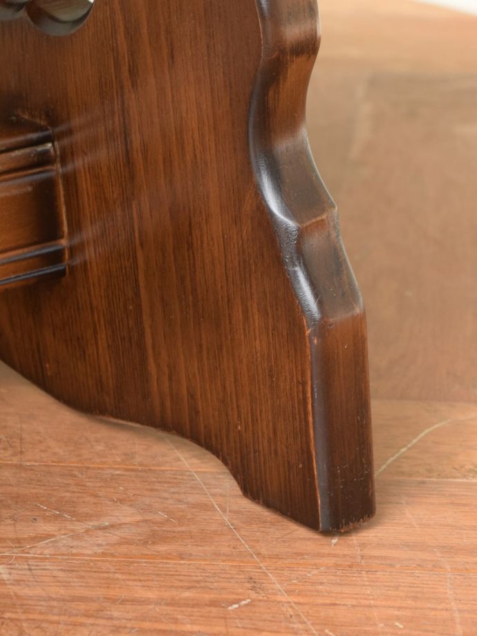 アンティークのテーブル　アンティーク家具　クラシックローテーブル　持ち上げなくても移動できます！Handleのアンティークは、脚の裏にフェルトキーパーをお付けしていますので、床を滑らせて簡単に移動する事が出来ます。(m-729-f)