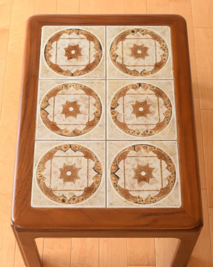 アンティークのテーブル アンティーク家具 G-PLAN タイルトップローテーブル 上から見るとこんな感じ。(m-730-f)