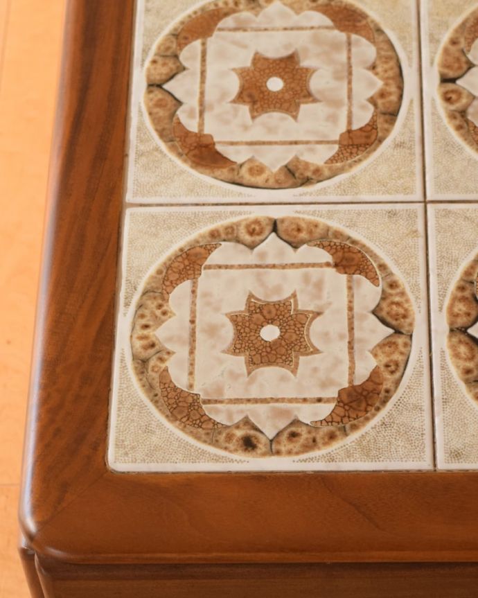 アンティークのテーブル アンティーク家具 G-PLAN タイルトップローテーブル 天板を近くで見てみると・・・こんな感じでとってもキレイです!気になる方には新しいガラス天板に取り替えてお届けします。(m-730-f)