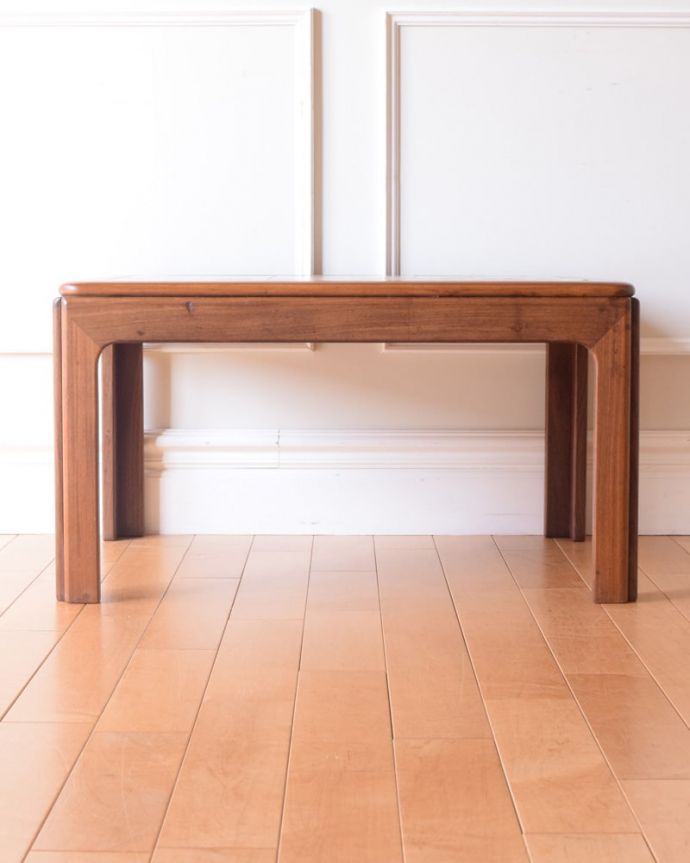 アンティークのテーブル アンティーク家具 G-PLAN タイルトップローテーブル 見る角度によって見え方が違う…ヴィンテージなので、もちろん経年変化によるキズはありますが、専門の職人がしっかり修復しているので安心さが違います。(m-730-f)