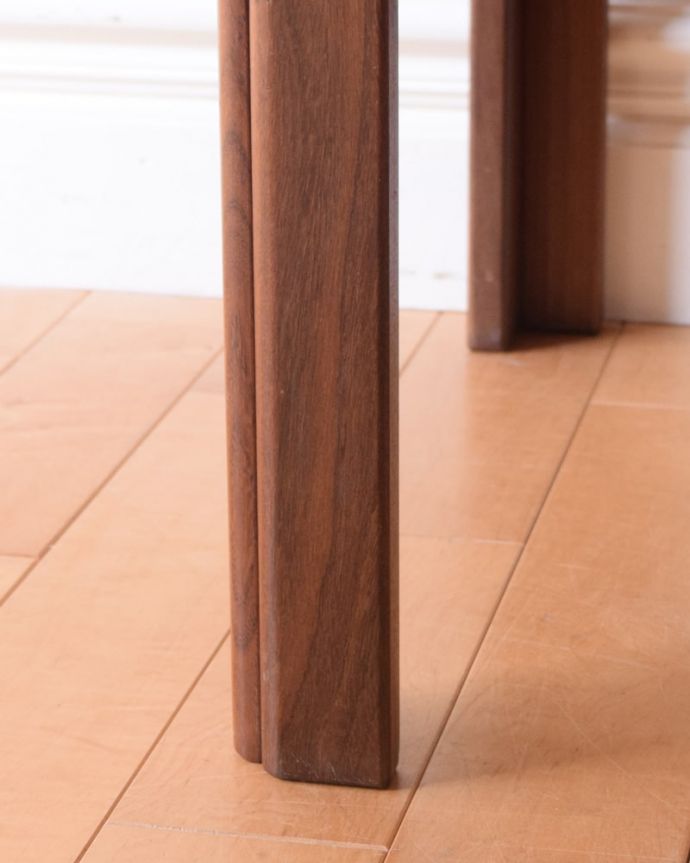 アンティークのテーブル アンティーク家具 G-PLAN タイルトップローテーブル 女性1人でラクラク運べちゃう仕掛けHandleのアンティークは、脚の裏にフェルトキーパーをお付けしています。(m-730-f)