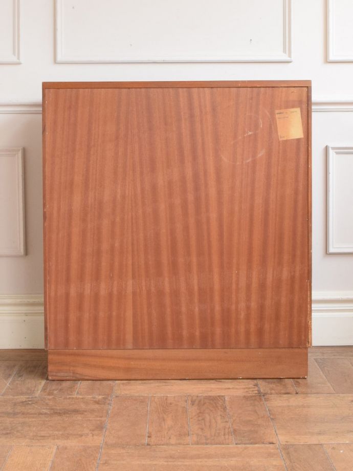 キャビネットの後ろ姿