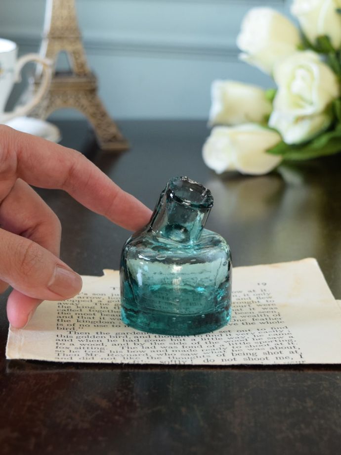 濃いブルー色が美しいインク瓶、ヴィクトリアンアンティークのガラス