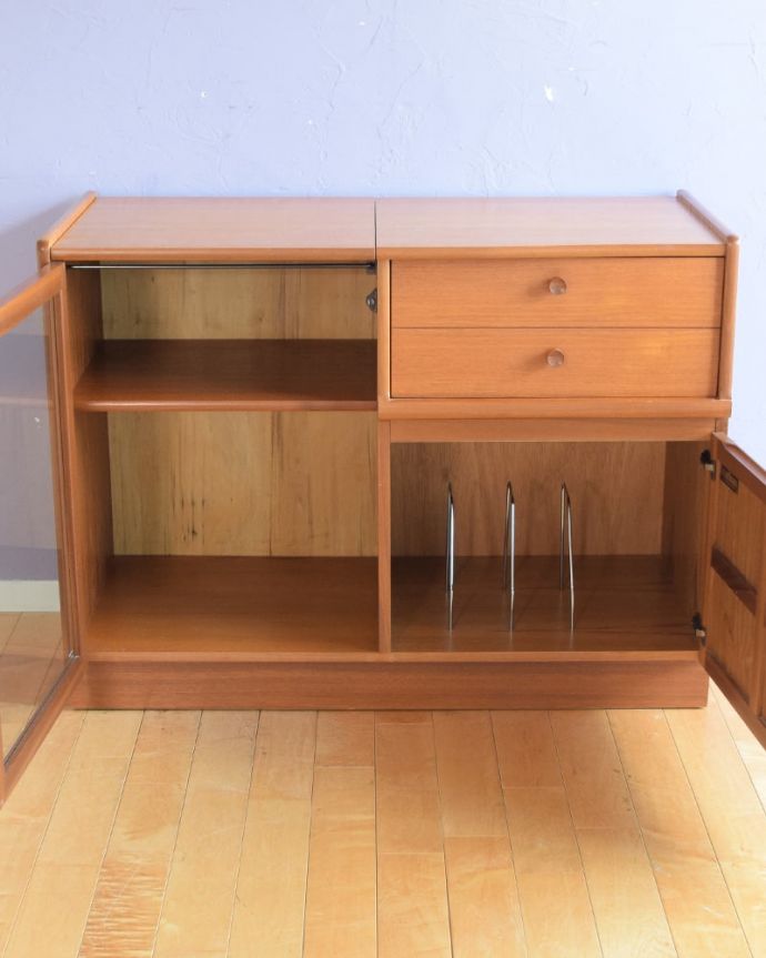 ヴィンテージキャビネットの扉の中