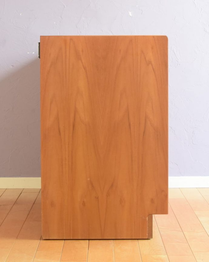 ビンテージキャビネットの側面