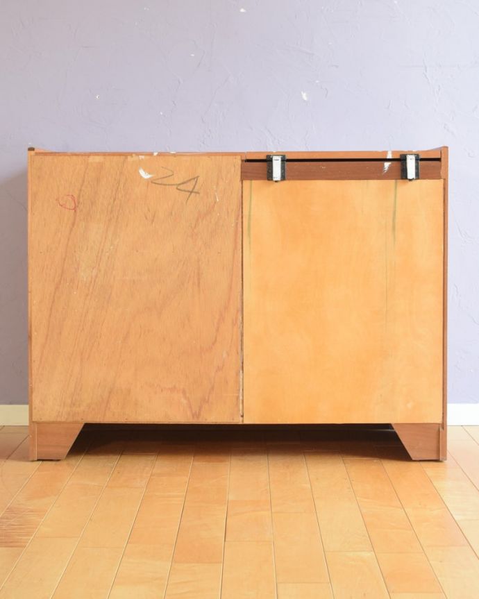 キャビネットの後ろ姿