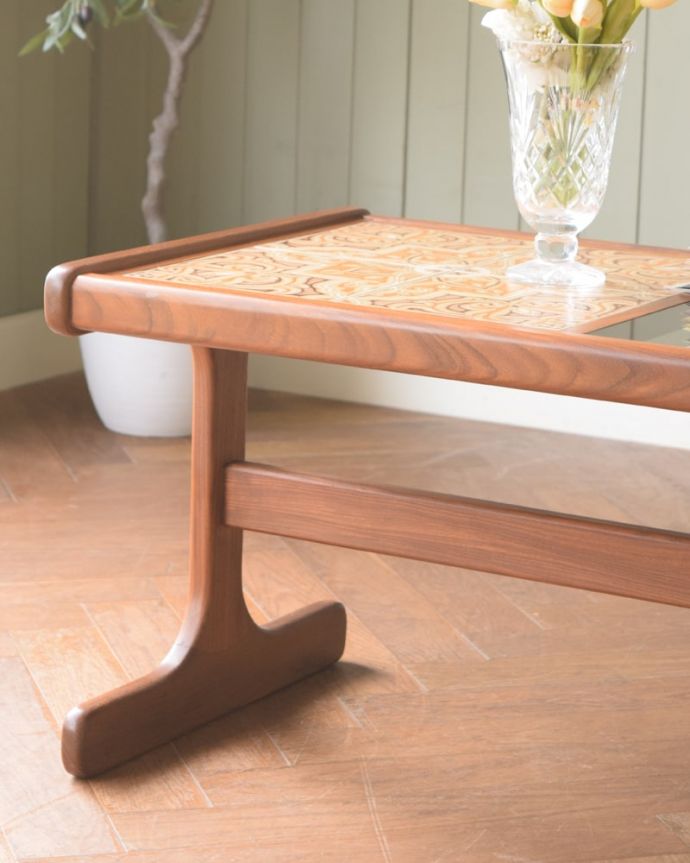 アンティークのテーブル アンティーク家具 G-PLAN ガラストップローテーブル 木×ガラスが作り出すクールな優しさあたたかい木材の上にクールなガラス天板を乗せたシンプルなデザインは、見た目だけじゃなく使い勝手もバツグン。(m-735-f)