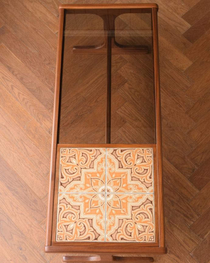 アンティークのテーブル アンティーク家具 G-PLAN ガラストップローテーブル 上から見るとこんな感じやっぱりテーブルは天板が重要。(m-735-f)