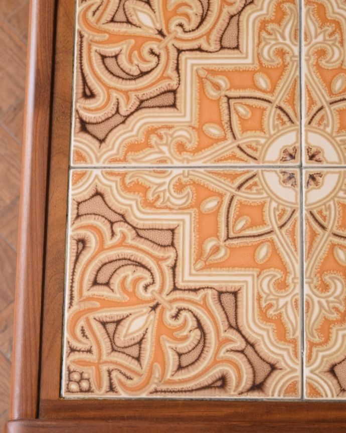 アンティークのテーブル アンティーク家具 G-PLAN ガラストップローテーブル 天板を近くで見てみると・・・こんな感じでとってもキレイです!気になる方には新しいガラス天板に取り替えてお届けします。(m-735-f)