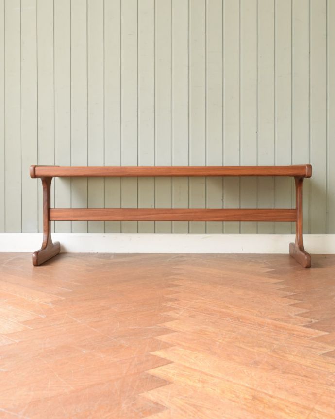 アンティークのテーブル アンティーク家具 G-PLAN ガラストップローテーブル 横から見てもカッコイイ北欧スタイルの家具はデザインがステキだから、横から見た姿も絵になるカッコよさ!。(m-735-f)