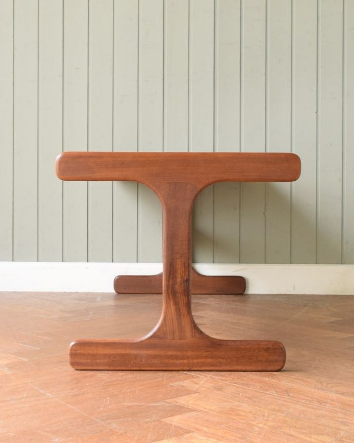 アンティークのテーブル アンティーク家具 G-PLAN ガラストップローテーブル 見る角度によって見え方が違う…ヴィンテージなので、もちろん経年変化によるキズはありますが、専門の職人がしっかり修復しているので安心さが違います。(m-735-f)