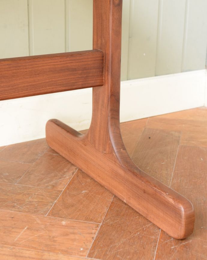 アンティークのテーブル アンティーク家具 G-PLAN ガラストップローテーブル 女性1人でラクラク運べちゃう仕掛けHandleのアンティークは、脚の裏にフェルトキーパーをお付けしています。(m-735-f)