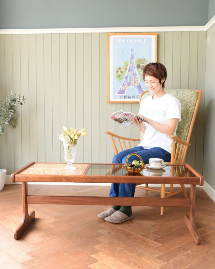 アンティークのテーブル アンティーク家具 G-PLAN ガラストップローテーブル 女性っぽいシンプルさがカッコいいG-PLANG-PLANの定番は天板がガラスなので女性から見てもバツグンの使いやすさ。(m-735-f)