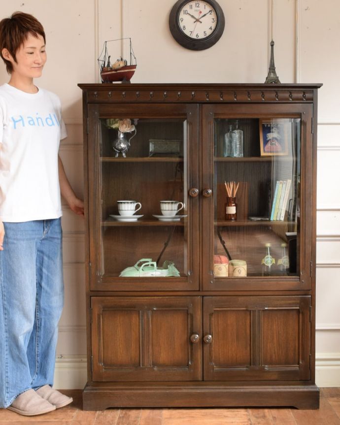 アンティークのキャビネット アンティーク家具 クラシックカップボード(アーコール) 英国らしい堂々とした風格のあるガラスキャビネット重厚感ある佇まいで、落ち着いた雰囲気を演出してくれる英国のキャビネット。(m-736-f)