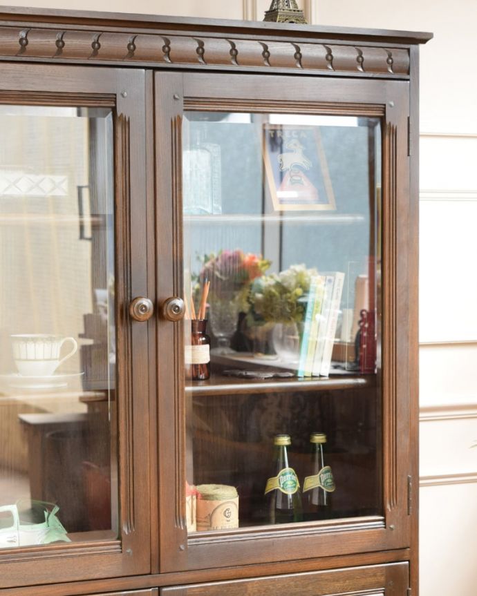 アンティークのキャビネット アンティーク家具 クラシックカップボード(アーコール) ガラス越しに中をのぞいてみると・・・アンティークのガラスを通して中に入っているものを見ると、なんだかちょっと高級に見えるんです。(m-736-f)