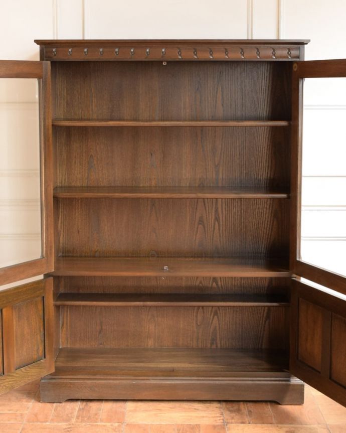 アンティークのキャビネット アンティーク家具 クラシックカップボード(アーコール) 扉を開けると・・・重い本がたっぷり収納できるように頑丈に作られています。(m-736-f)