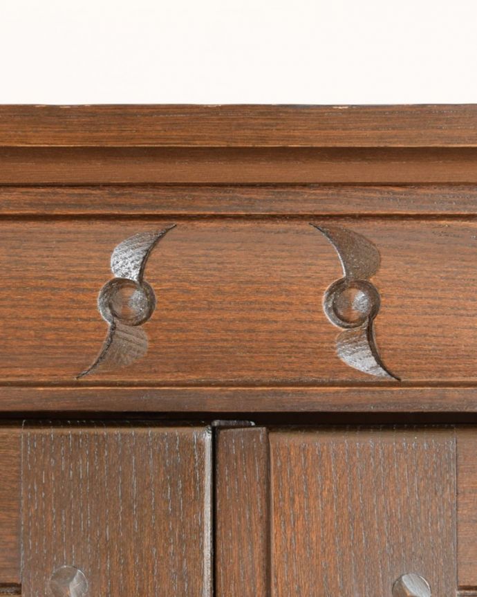 アンティークのキャビネット アンティーク家具 クラシックカップボード(アーコール) 惚れ惚れしちゃう美しさこんなに堅い無垢材に一体どうやって彫ったんだろう?と不思議になるくらい細かい彫にうっとりです。(m-736-f)