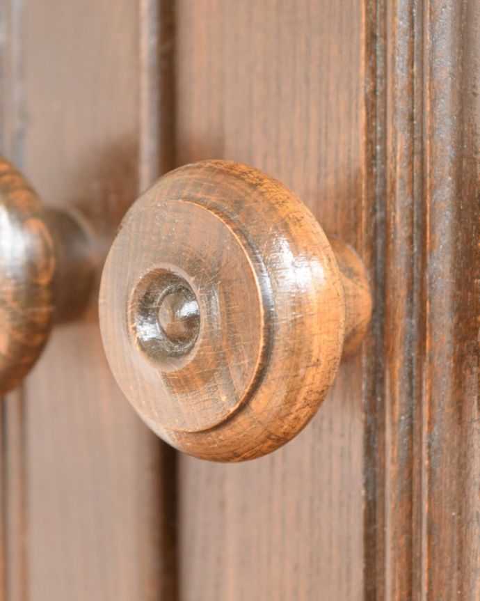 アンティークのキャビネット アンティーク家具 クラシックカップボード(アーコール) 開ける度にワクワクアンティーク家具は取っ手もカッコイイんです。(m-736-f)