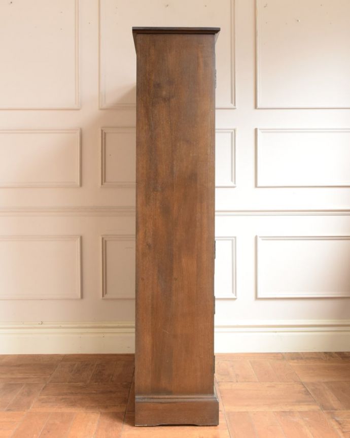 アンティークのキャビネット アンティーク家具 クラシックカップボード(アーコール) 横から見てもステキ横顔だって英国アンティークらしくカッコイイんです。(m-736-f)