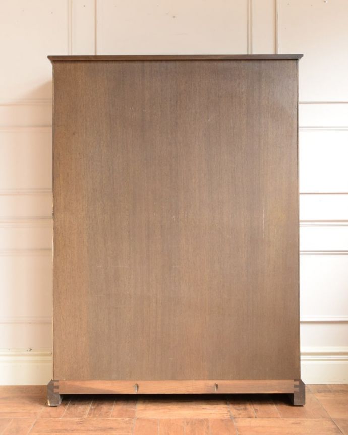 アンティークのキャビネット アンティーク家具 クラシックカップボード(アーコール) 後ろ姿もキレイですアンティークは新品ではないので、もちろん経年変化によるキズはありますが、専門の職人が修復したので後ろ姿にも自信があります。(m-736-f)