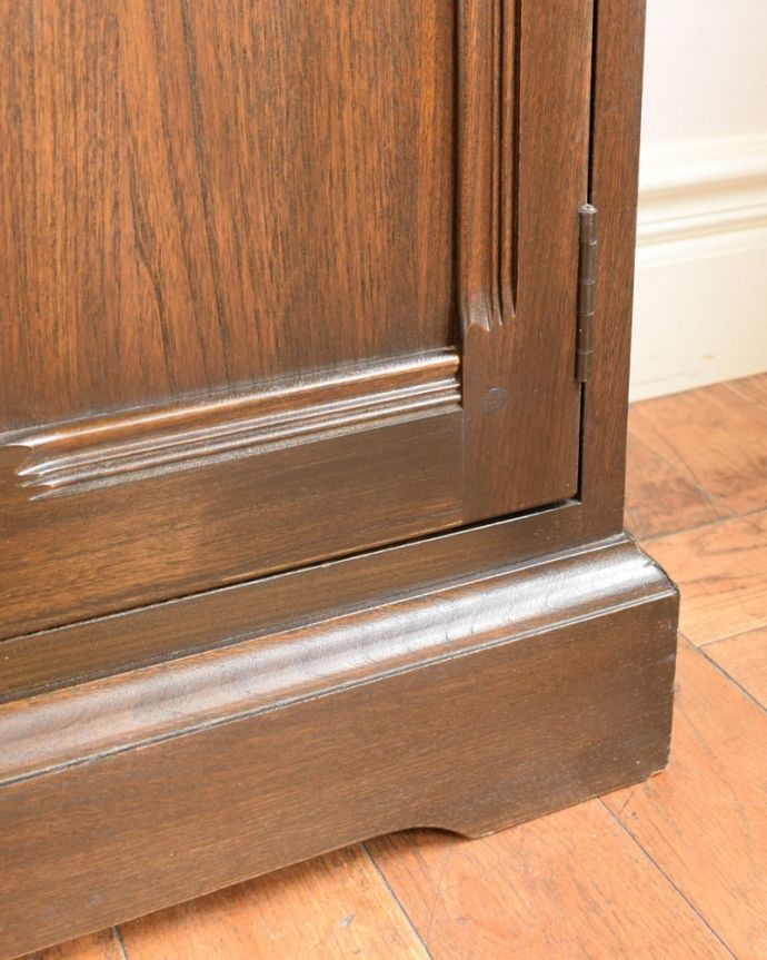 アンティークのキャビネット アンティーク家具 クラシックカップボード(アーコール) 女性1人でラクラク運べちゃう仕掛けHandleのアンティークは、脚の裏にフェルトキーパーをお付けしています。(m-736-f)