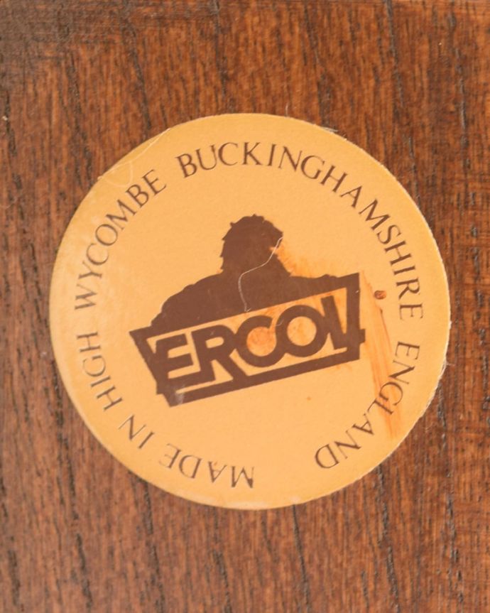 アンティークのキャビネット アンティーク家具 クラシックカップボード(アーコール) 安心の証1981~1995年代製造のタグシールが残っていました。(m-736-f)