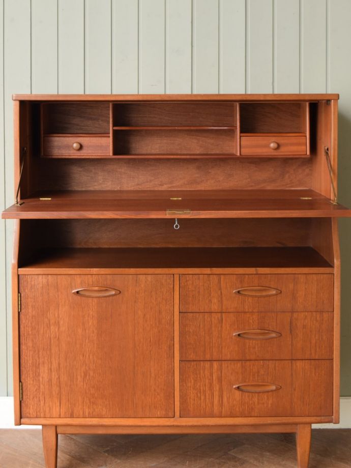 ビューローの扉の中