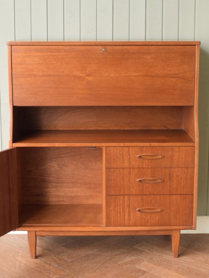 ビューローの扉の中