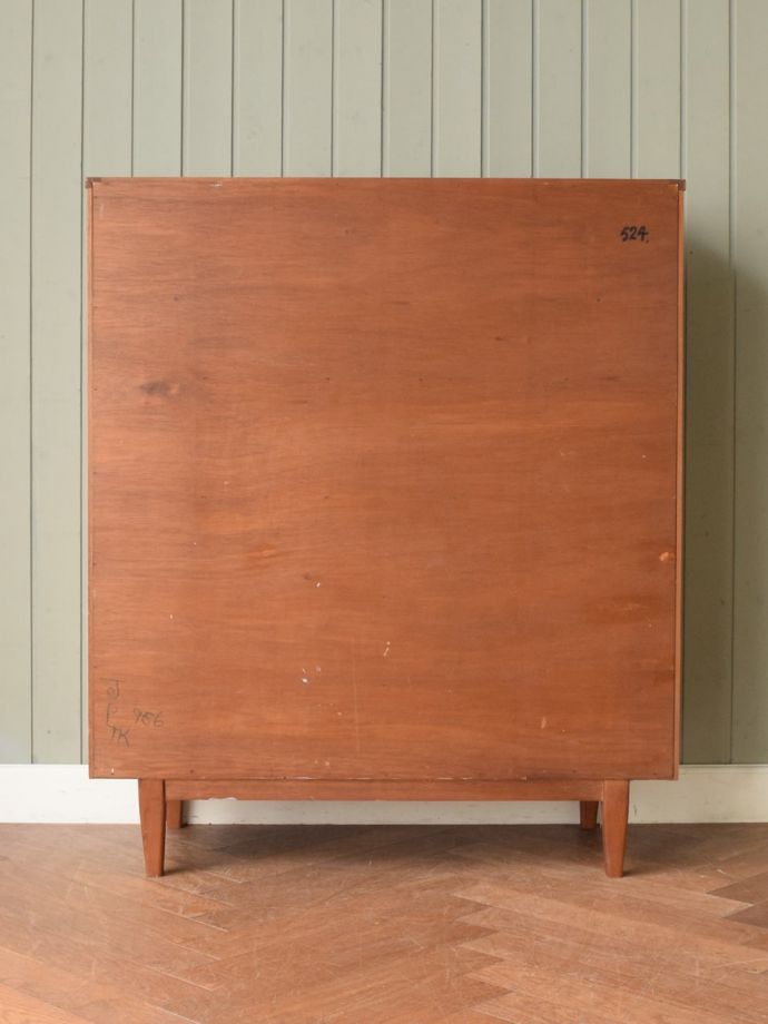 キャビネットの後ろ姿