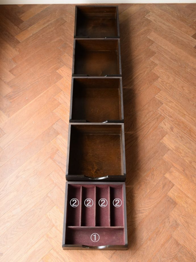 サイドボードの引き出しの中