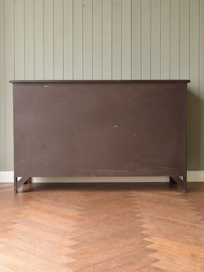 ビンテージキャビネットの後ろ姿