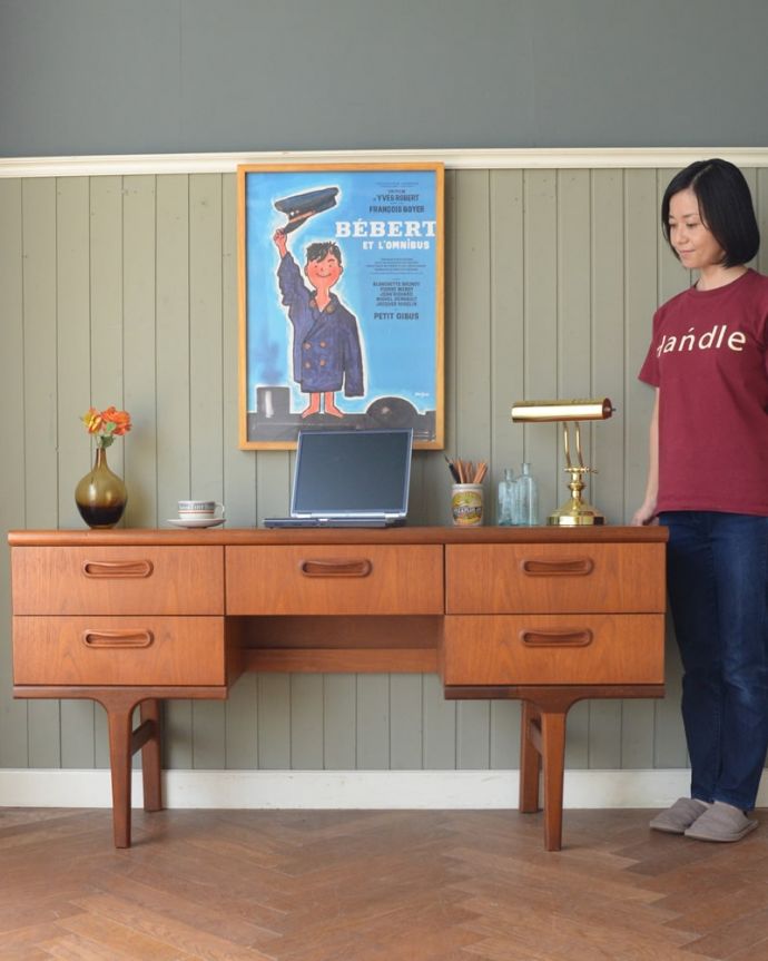 アンティークのデスク・書斎机　アンティーク家具　60's　デスク　スタイリッシュでカッコいいデスクやっぱり北欧スタイルのシンプルなデザインは、スマートな雰囲気。(m-739-f)