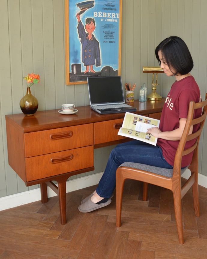 アンティークのデスク・書斎机　アンティーク家具　60's　デスク　仕事にも、自分だけの時間にも･･･ここに座るだけで、なんだか仕事が出来る自分になった気分。(m-739-f)