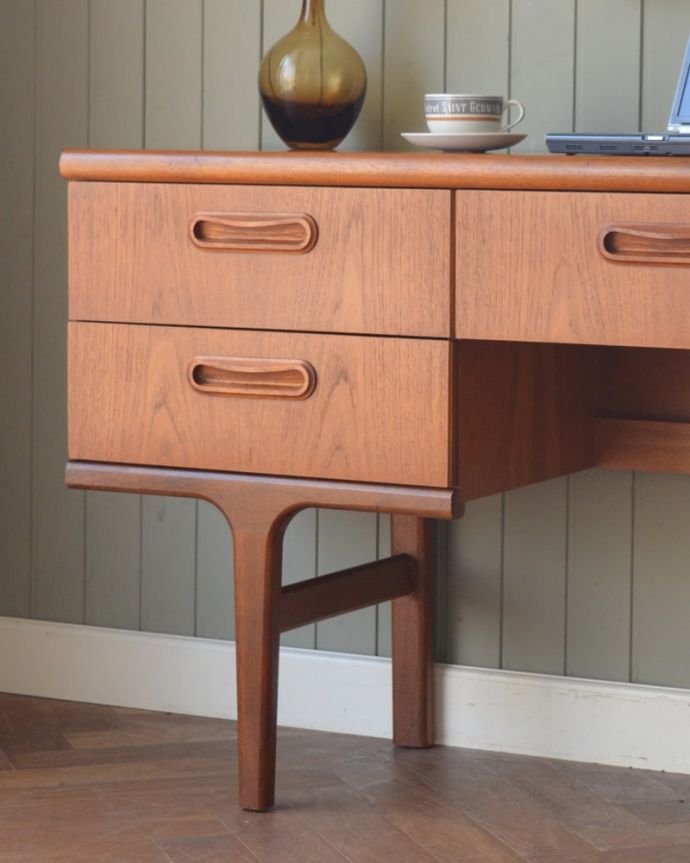 アンティークのデスク・書斎机　アンティーク家具　60's　デスク　どこに置いても似合います。(m-739-f)